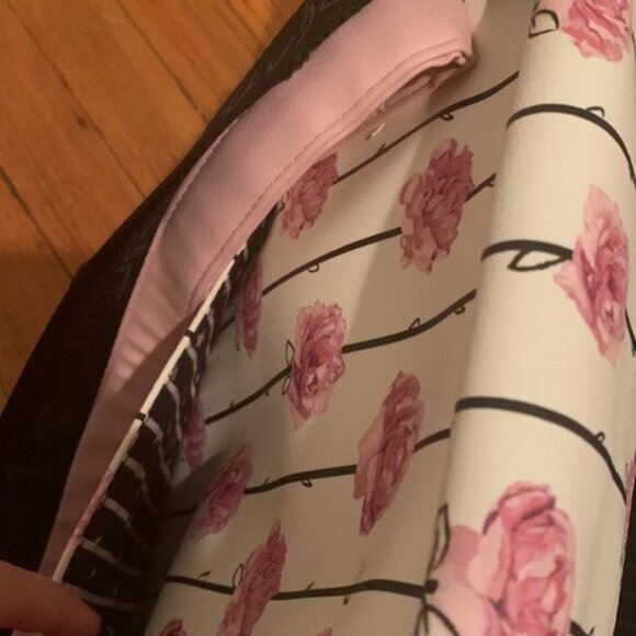 Betsey Johnson Luv Pink Rose Travel Tote duffle bag (doesn’t zip due to broken) - Picture 5 of 11
